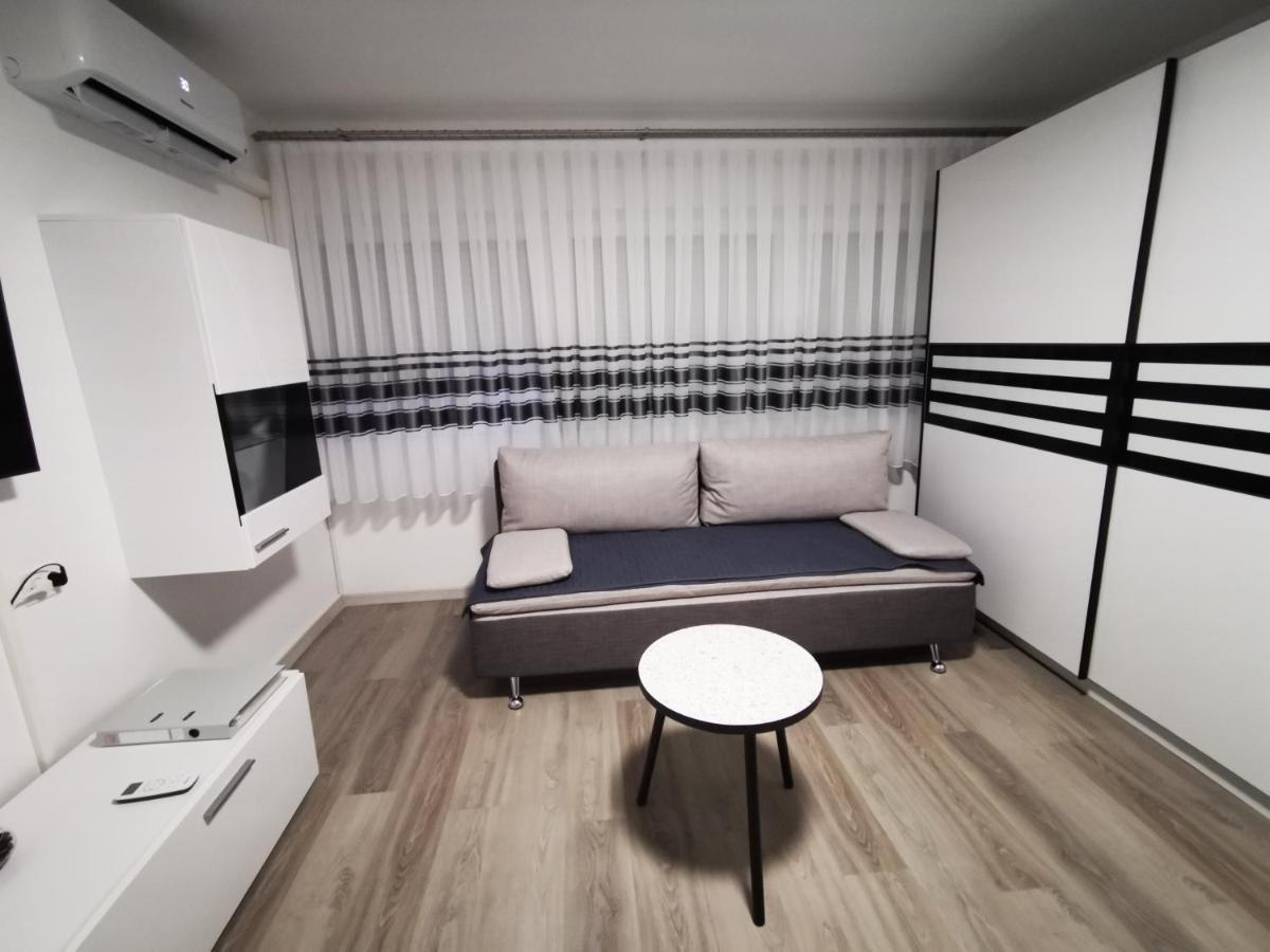 Ema Studio Apartman 카를로바츠 외부 사진