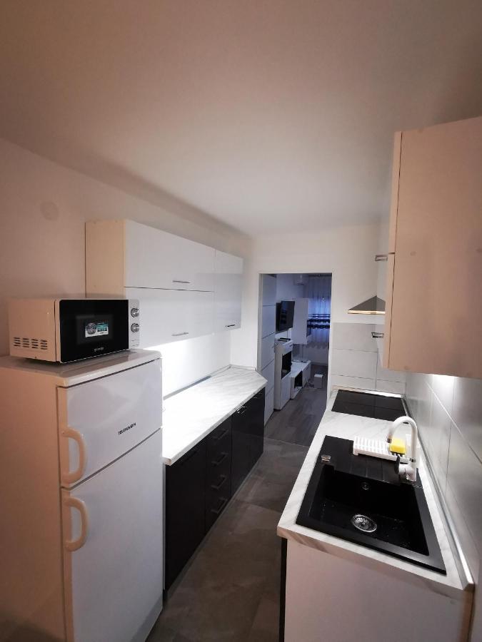 Ema Studio Apartman 카를로바츠 외부 사진