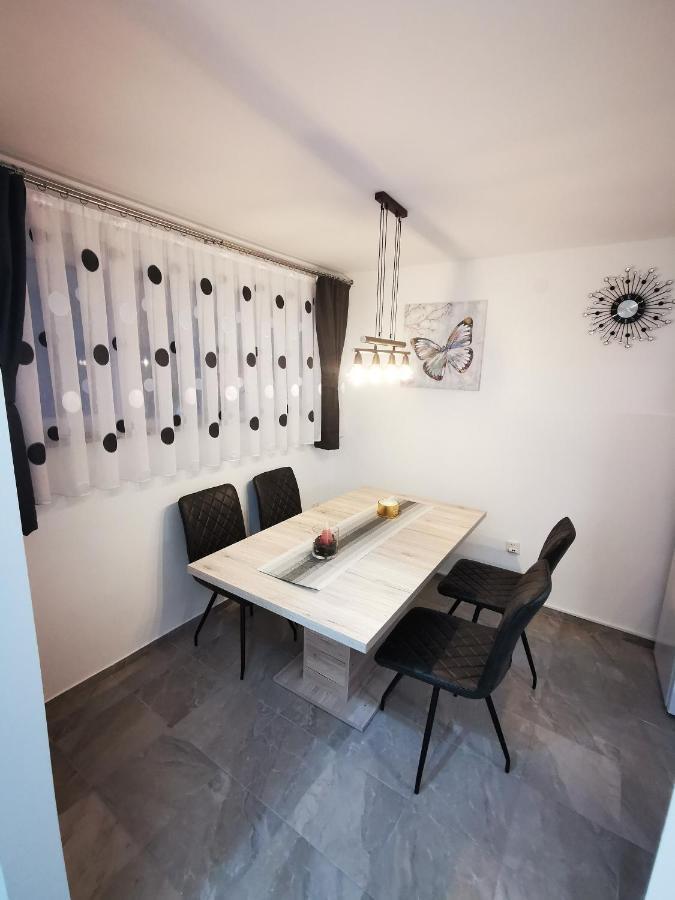 Ema Studio Apartman 카를로바츠 외부 사진